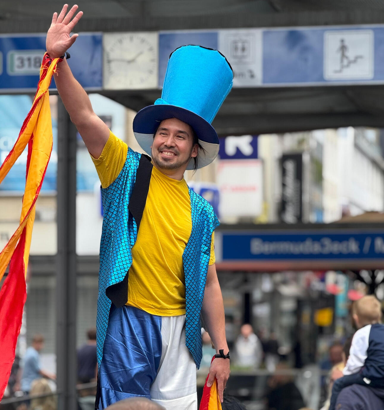 ✨ Presence at Large Events: Roaming stilt animation with themed costume and audience interaction.