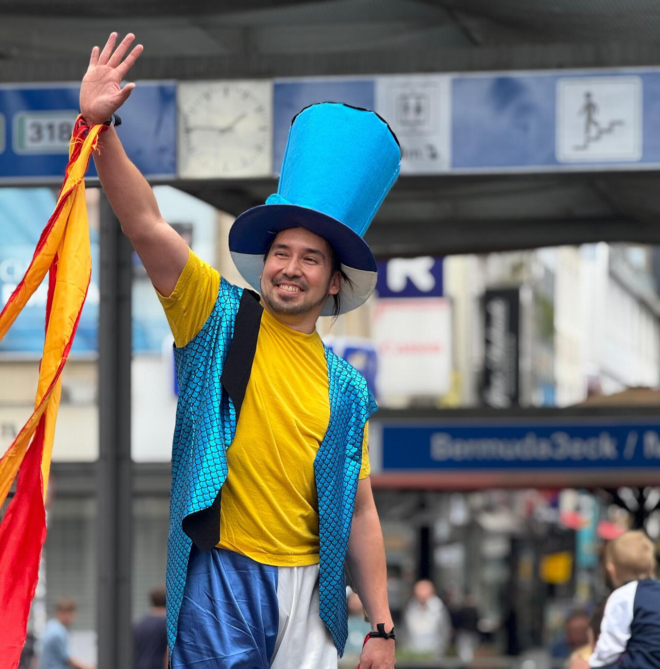 ✨ Presence at Large Events: Roaming stilt animation with themed costume and audience interaction.