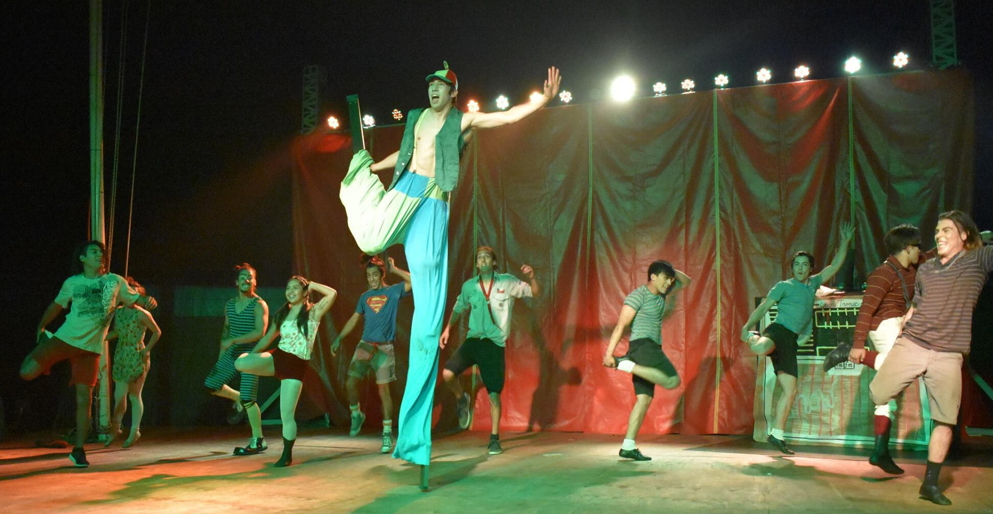 🎶 Stilt Dance Show: The highlight of your event: a 6-minute act of dance and acrobatics on stilts that captivates and surprises.