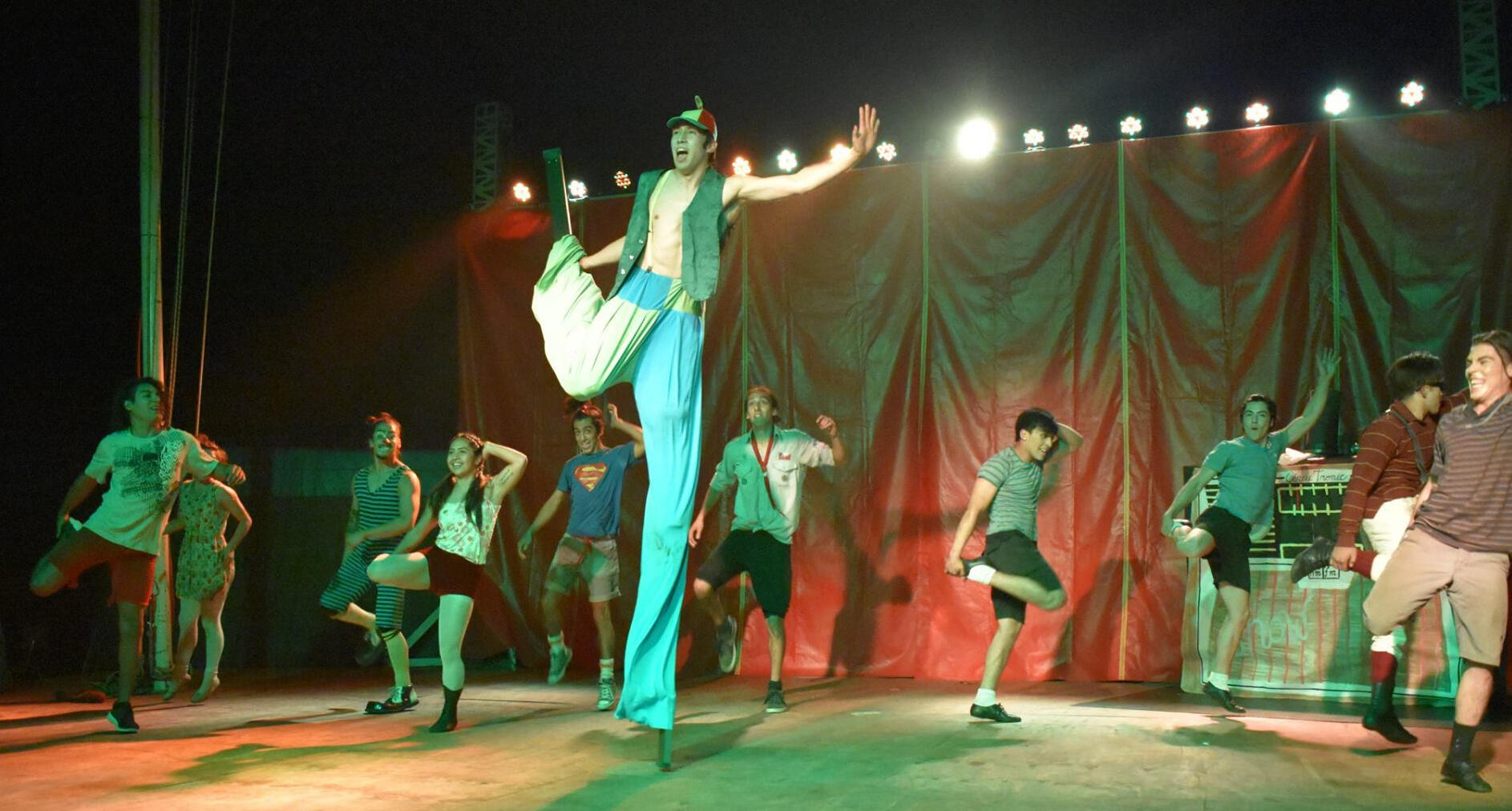 🎶 Stilt Dance Show: The highlight of your event: a 6-minute act of dance and acrobatics on stilts that captivates and surprises. €250